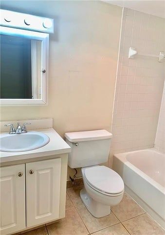 Building Photo - 680 Tennis Club Dr