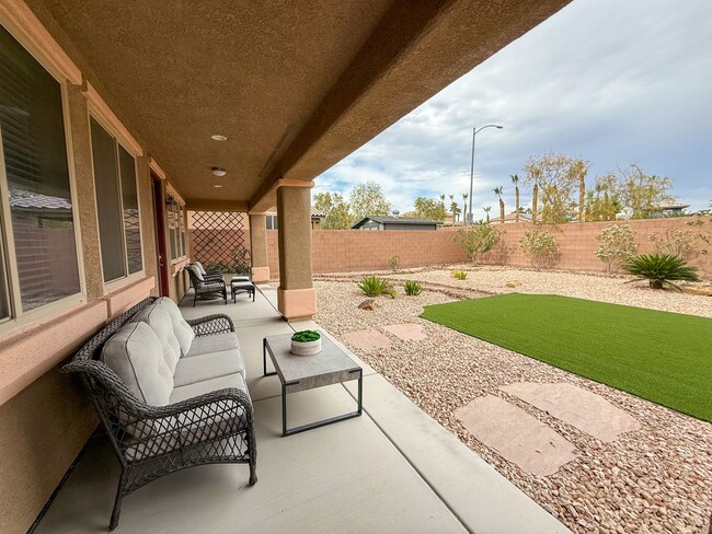 Building Photo - Luxury 6/BD 4.5/BA Large Furnished Home with Dual Primary Suites in Gated Community