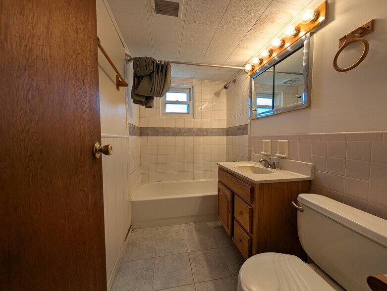 Lower level bathroom - 3728 Capistrano way