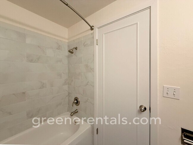 Building Photo - 3BD/1.5BA in Desired West Olympia Location