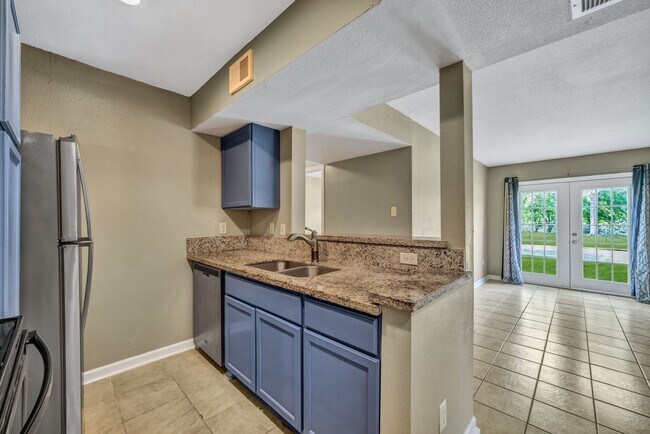 Building Photo - 770 Memorial Mews St