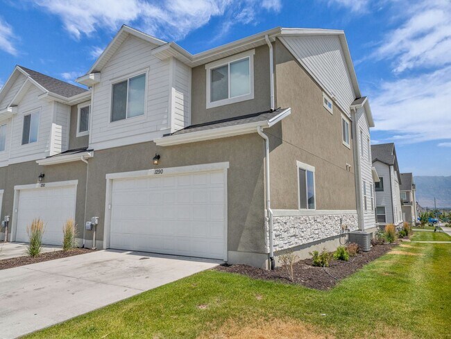 Building Photo - Open and Bright 3 Bedroom 2.5 Bath Townhome in Lehi!