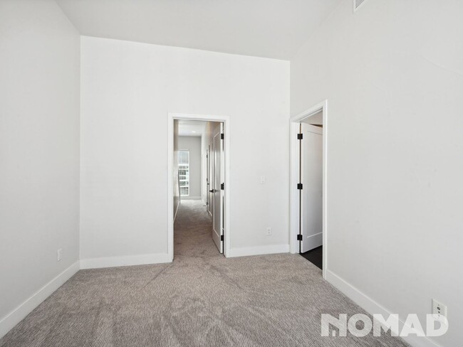 Building Photo - 3039 W 19th Ave