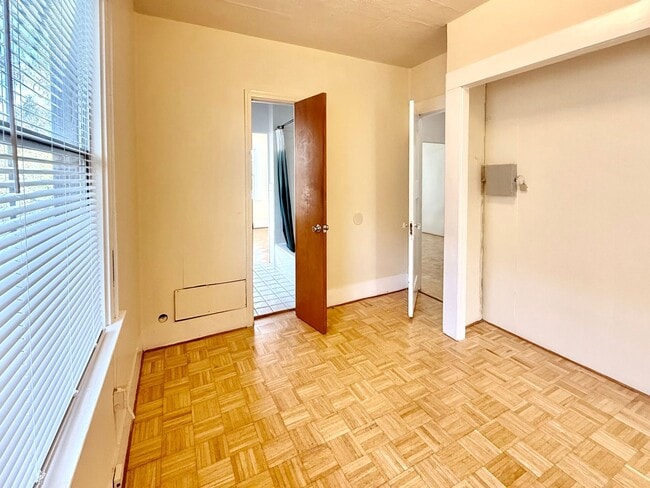 Building Photo - Cozy 2+bdrm/1 bath home w/a huge basement, washer/dryer, & off street pkg, space in the heart of ...