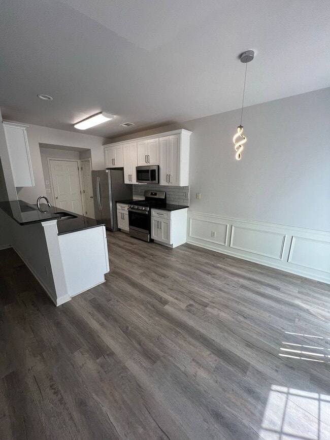 Building Photo - NOW READY! 3 bed 2.5 bath townhome in Duluth!