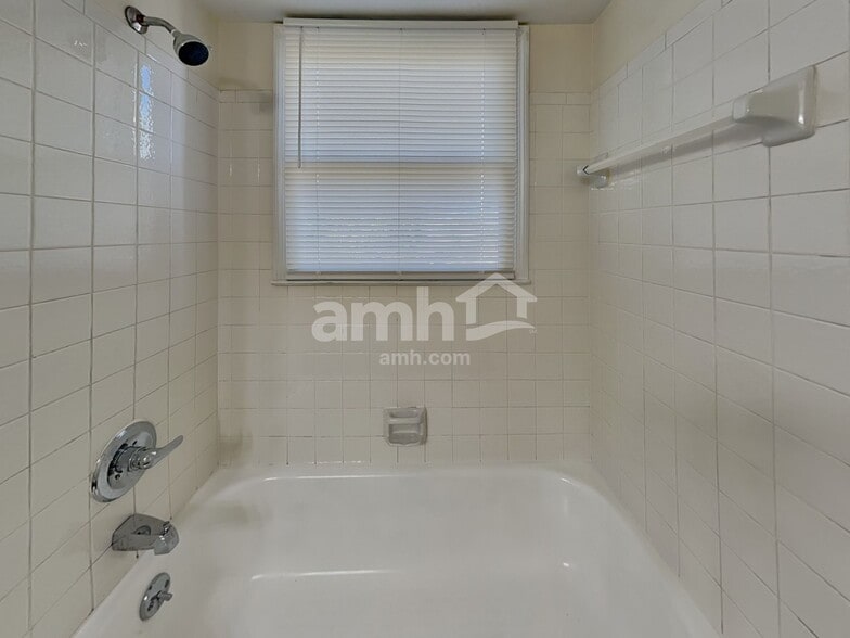 Building Photo - 7012 Poplar Creek Trce