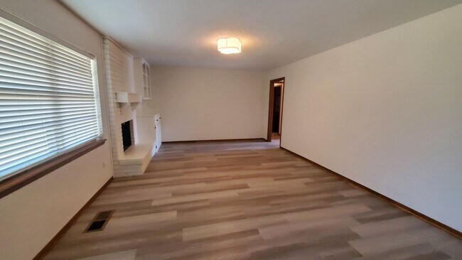 Building Photo - (3) Bed/(2.5) Bath Home on Cul-de-Sac Street AVAIL NOW!