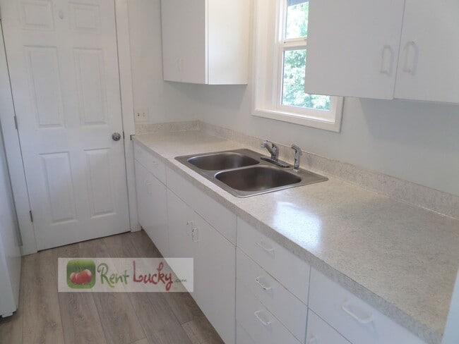 Building Photo - Super-Cute 2-Bedroom Home w/Attached Garage and Large Yard in Great Seattle Location!!