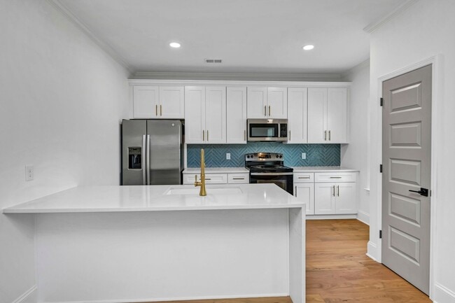 Building Photo - Pre-Leasing for the 26-27 School Year! - N...