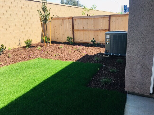 Building Photo - BEAUTIFUL ALMOST NEW HOME IN CLOVIS!