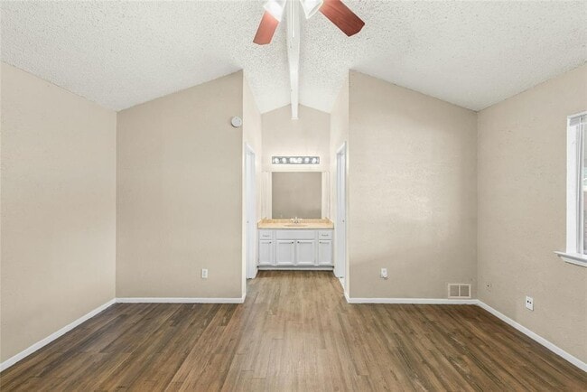 Building Photo - 609 Riverwood Dr