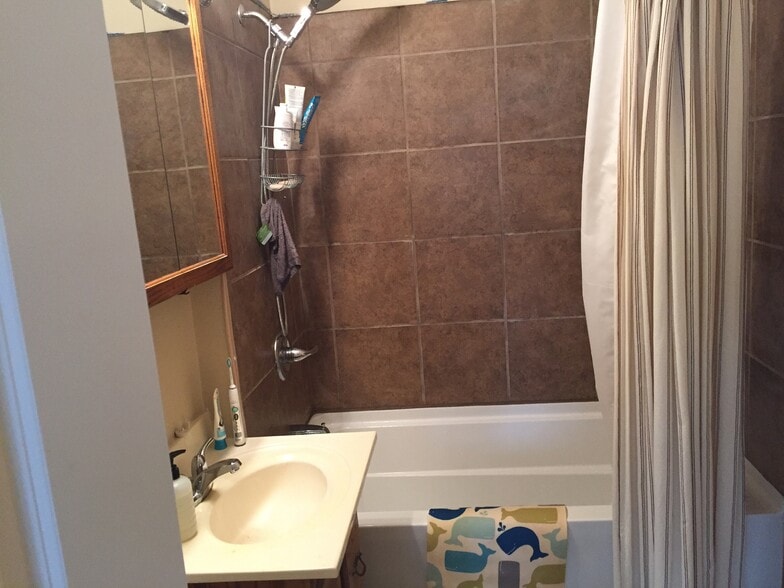 Building Photo - 1115 E Burlington St