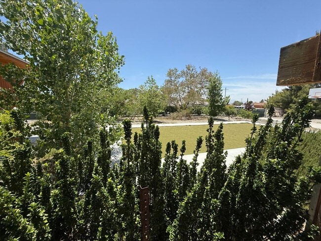 Building Photo - High Desert Retreat- 3 Bedrooms, 2 Bathroo...