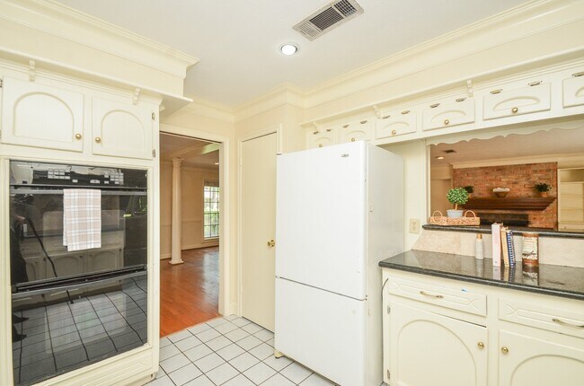 Building Photo - 6611 Cypress Point Dr