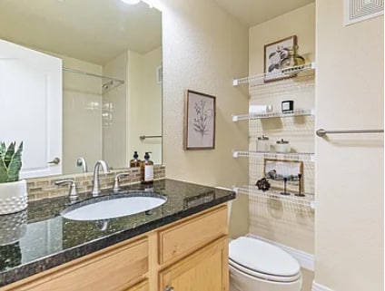 Building Photo - Adorable two bed two bath condo with office! 2 WEEKS FREE WITH LEASE SIGNED BY 6/30/2026