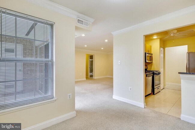 Building Photo - 1952 Kennedy Dr