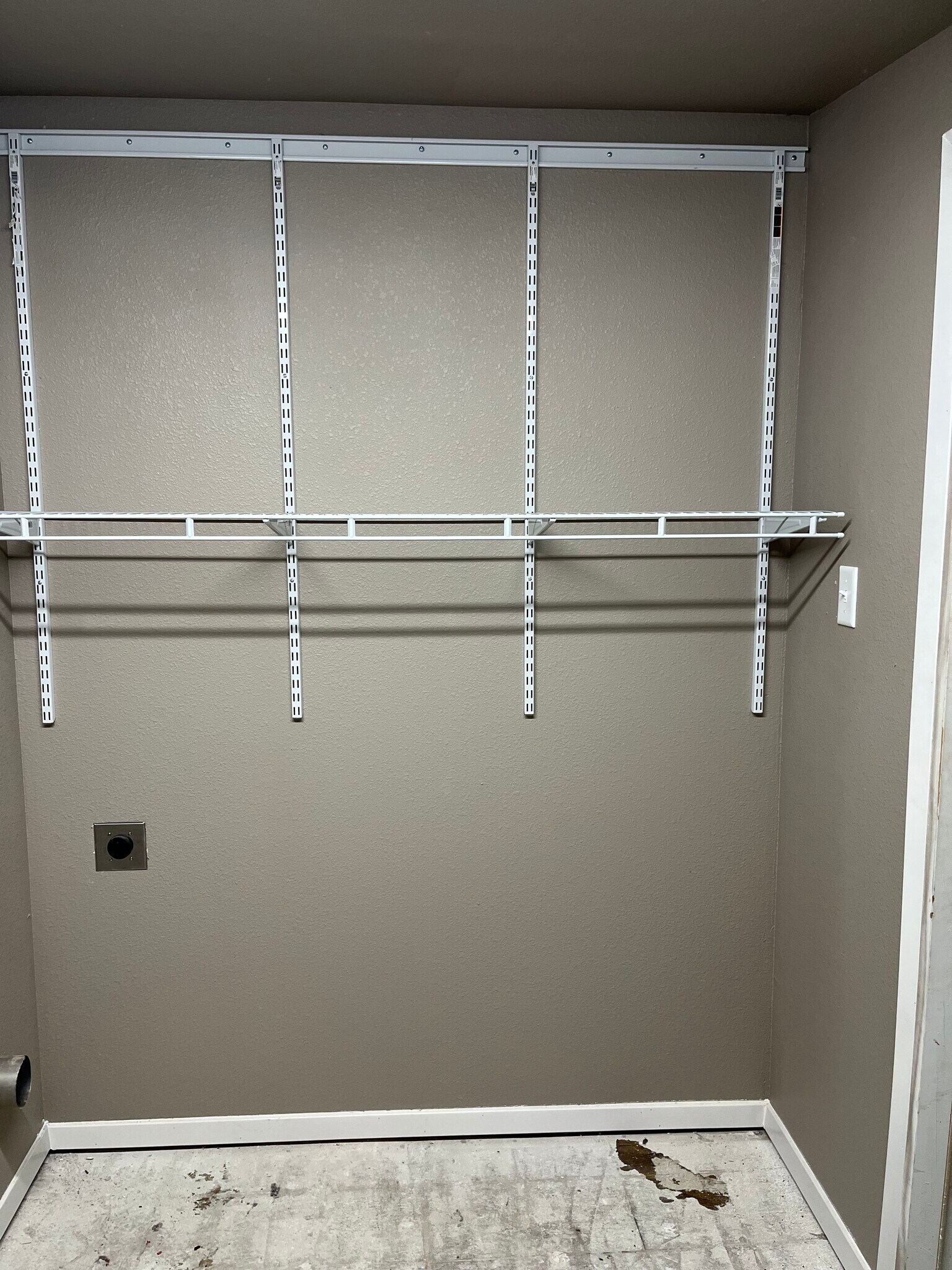 Laundry room - 3517 Swan St