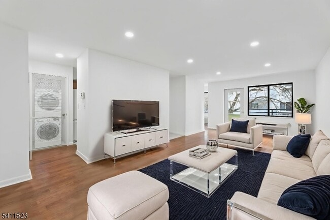 Building Photo - 850 Main St