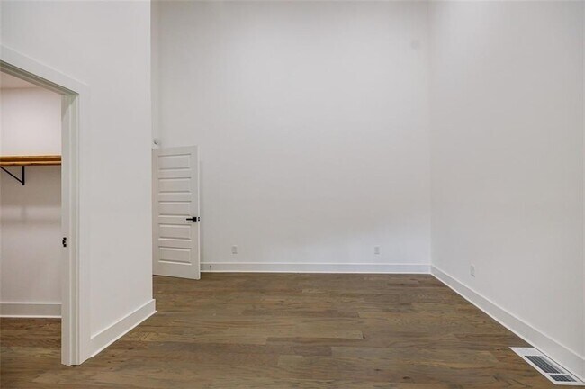 Building Photo - 2749 Memorial Dr SE