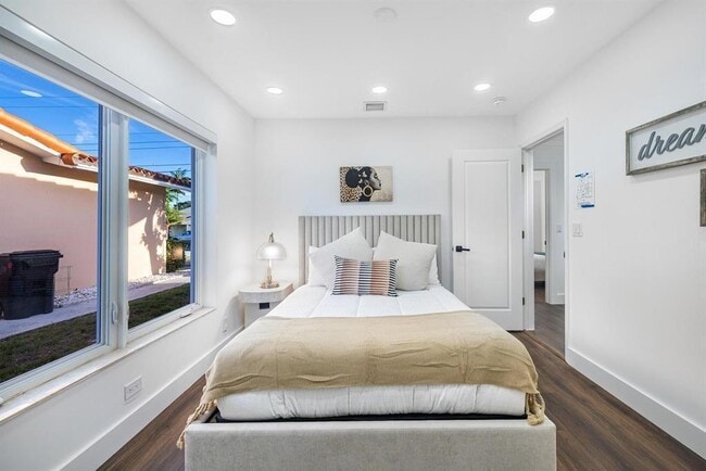 Building Photo - 1419 NE 57th St