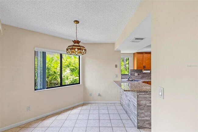 Building Photo - 41 Hembury Ln