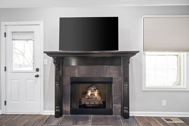 Building Photo - Country feel in the City.  Sharp 3 bed 2 bath.  Close to Fort Campbell.