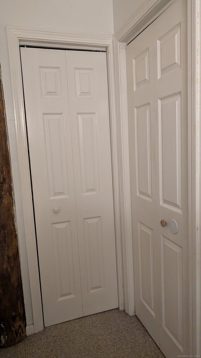 Building Photo - 839 Main St