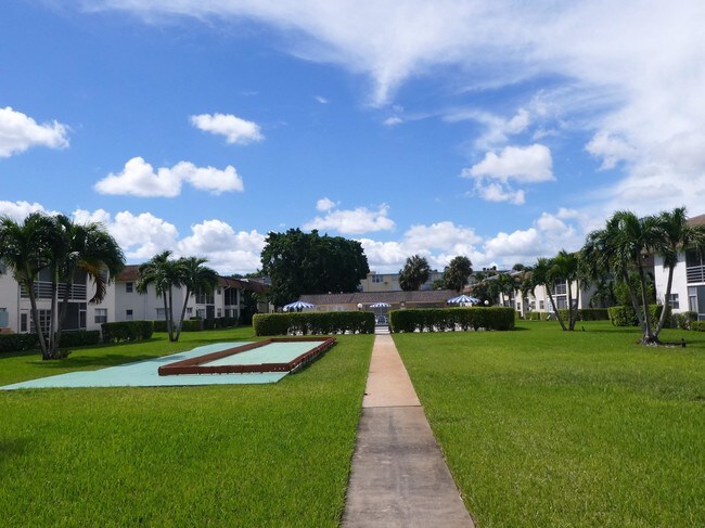 Building Photo - 9855 Sandalfoot Blvd