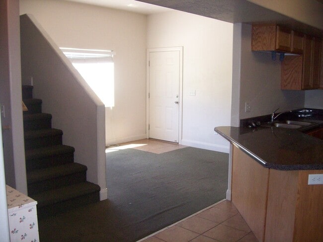 Building Photo - 7 bedroom, 3 bathroom twin home