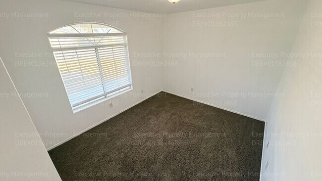 Building Photo - 4 bedroom 2 bathroom home located near S. H St/ Berkshire Rd