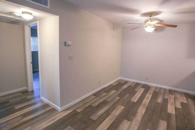 Building Photo - San Ramon Gardens Condo - 2 Bed and 1 Bath...