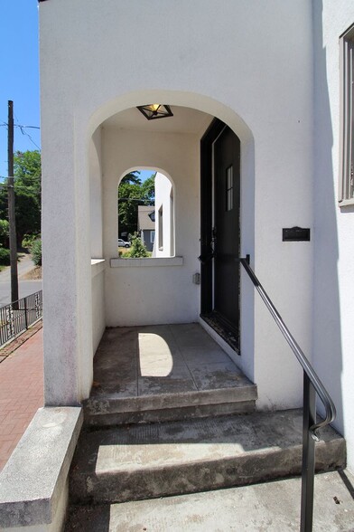 Building Photo - 2905 SE Alder St