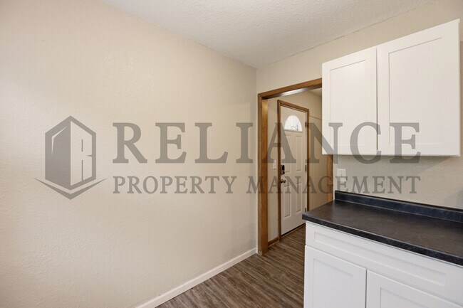 Building Photo - 841 N Country Acres Ave