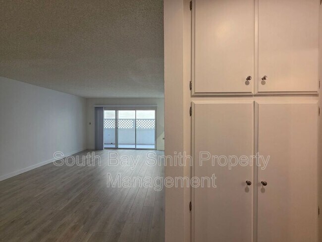 Building Photo - 8710 Delgany Ave