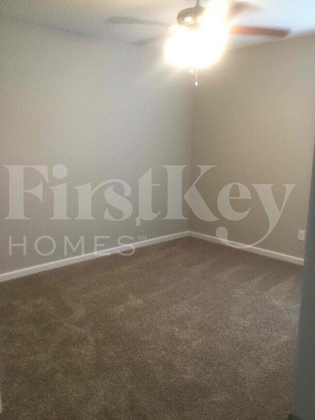 Building Photo - 3549 SW Rosardo St