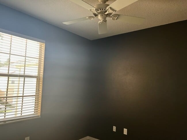 Building Photo - 3 2.5 - TOWNHOUSE IN PARKRIDGE - CLOSE TO ...