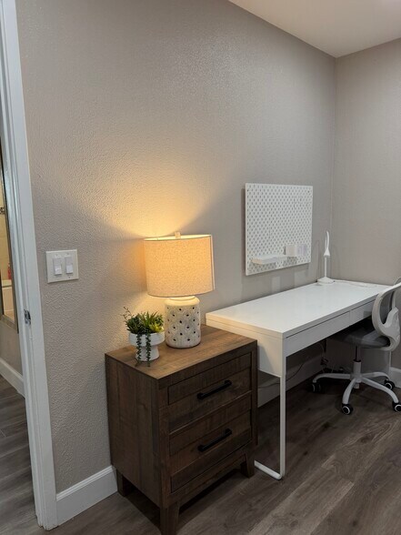 Building Photo - 806 Coyote St