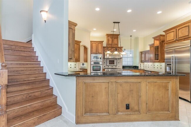 Building Photo - 1004 Drake Dr