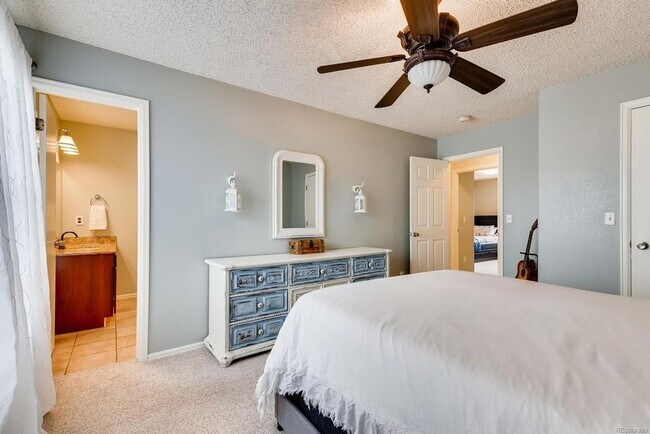 Building Photo - GREAT LOCATION! New LVP and Carpet - WON'T LAST LONG!