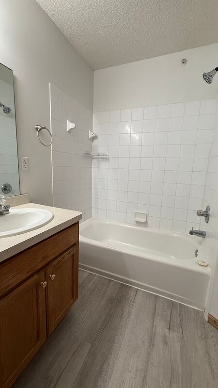 Building Photo - 2755 Ranchview Ln N