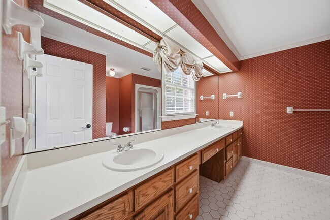 Building Photo - Beautifully Crafted 4BR Home with Sunroom, Office & Prime Location Near Downtown Hickory!