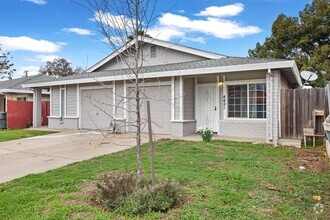 Building Photo - Adorable 2/1 Duplex with Garage!  Cute As ...