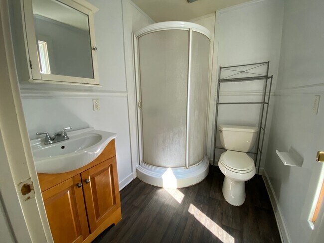 Building Photo - 817 Egleston Ave