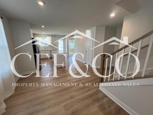 Building Photo - Spacious Townhome available in Spartanburg's East Side