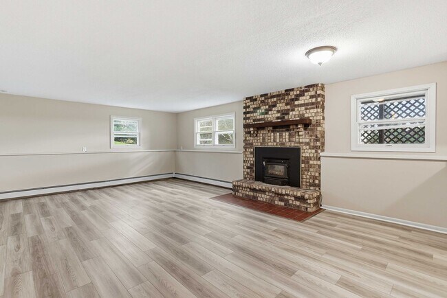 Building Photo - 1681 Mahogany St