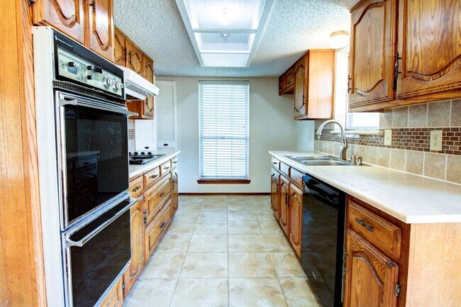 Building Photo - 758 Brighton Ln