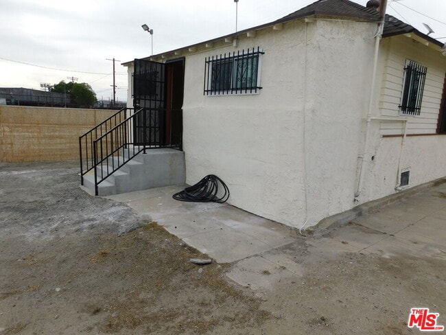 Building Photo - 616 W 58th St