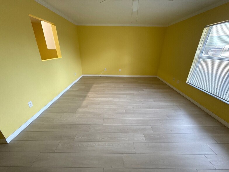 Building Photo - 1910 NW 12th Ave