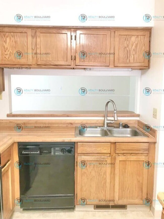 Building Photo - 3BR/2BA Single-Story with Backyard, RV Par...