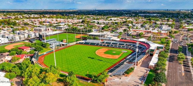 Building Photo - 7526 N Vía De La Campana